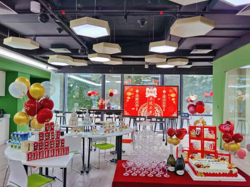 桌子上有许多市肆形貌已自动天生