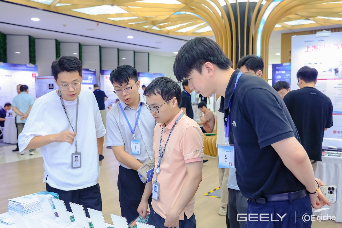 图片包括 人, 室内, 男子, 站AI 天生的内容可能不准确。。。。。。。